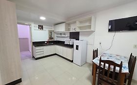 Flat Rota do Sol Bombinhas Centro 100 metros da praia - sem cozinha